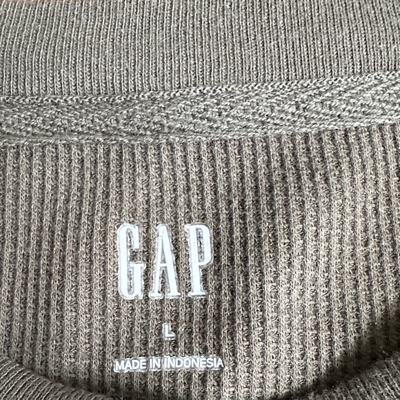 GAP -Bundle: White, Olive, and Gray Long Sleeve Tops - Picture 3 of 16